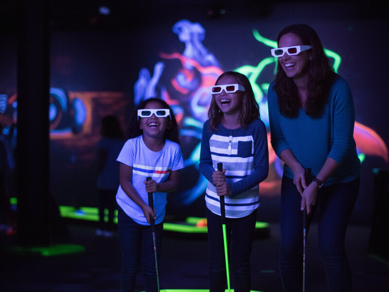 Schwarzlicht-Minigolf mit Neon-Graffiti im Wollhouse Heilbronn Schwarzlicht-Minigolf mit Neon-Graffiti im Wollhouse Heilbronn